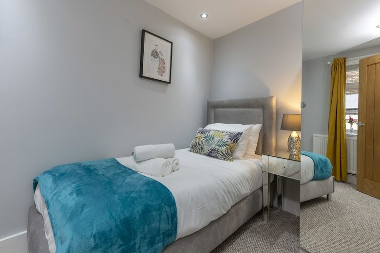 Deluxe Riverview Apartment