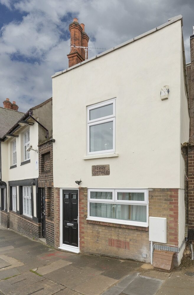 Deluxe Riverview Apartment