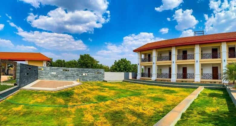 Hotel Spoorti Resort And Club
