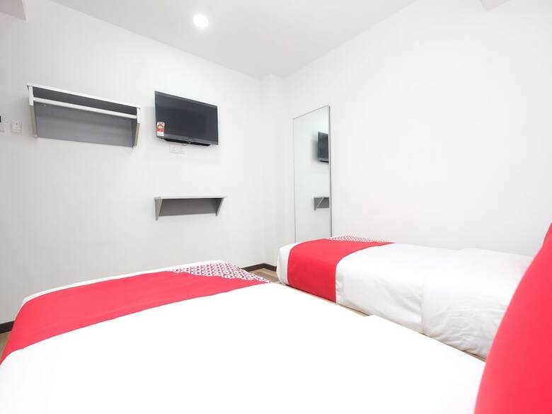 Oyo 44043 First Garden Hotel