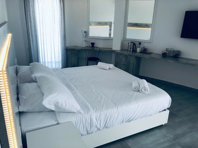 Hotel White 11
