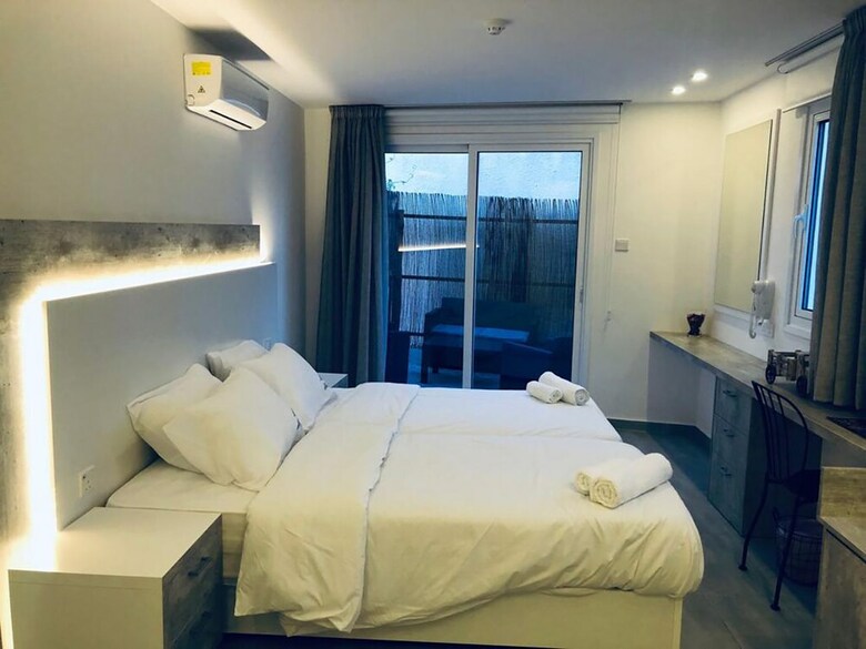 Hotel White 11