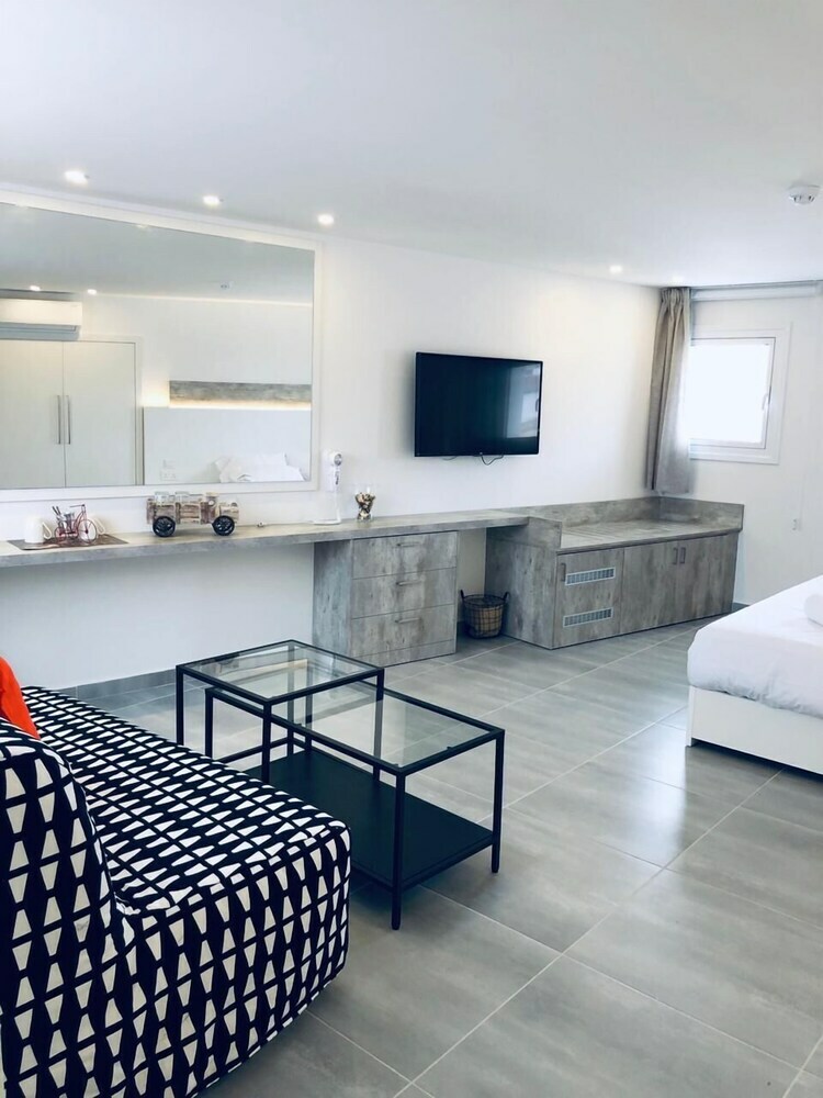Hotel White 11