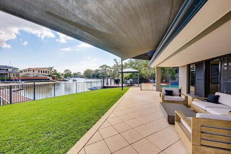 Gold Coast Stunning Waterfront Retreat By Hostrelax