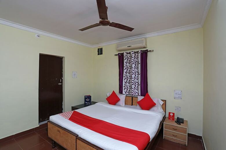 Oyo 28355 Hotel Raj Mahal