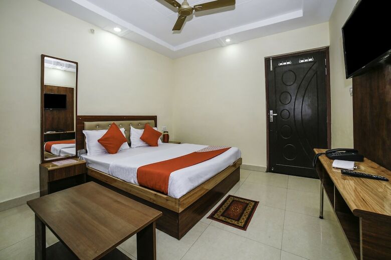 Oyo 27825 Hotel Royal