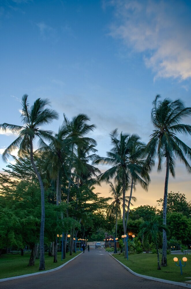 Hotel Sarova Whitesands Beach Resort & Spa