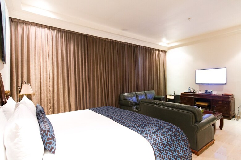 Victoria Crown Plaza Hotel
