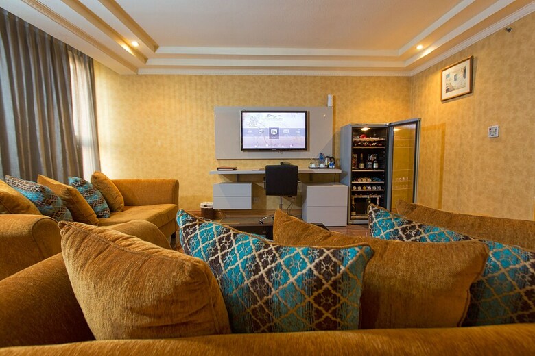 Victoria Crown Plaza Hotel