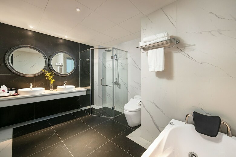 Shining Central Hotel & Spa