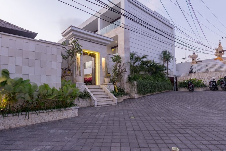 Hotel Adhiloka