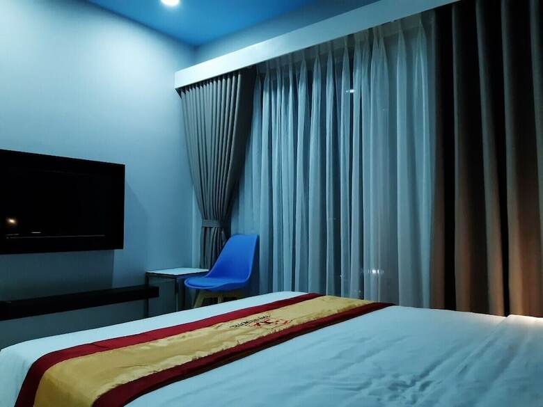 The Six Hotel