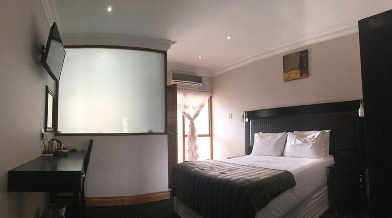 Hotel Savera