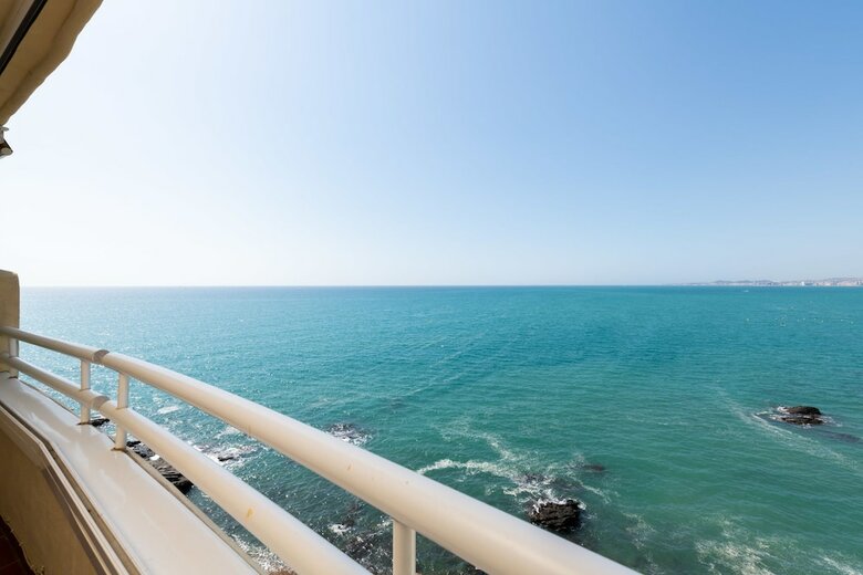 Costa Quebrada - Beachfront 3br Apartment With Huge Terrace & Sea Views