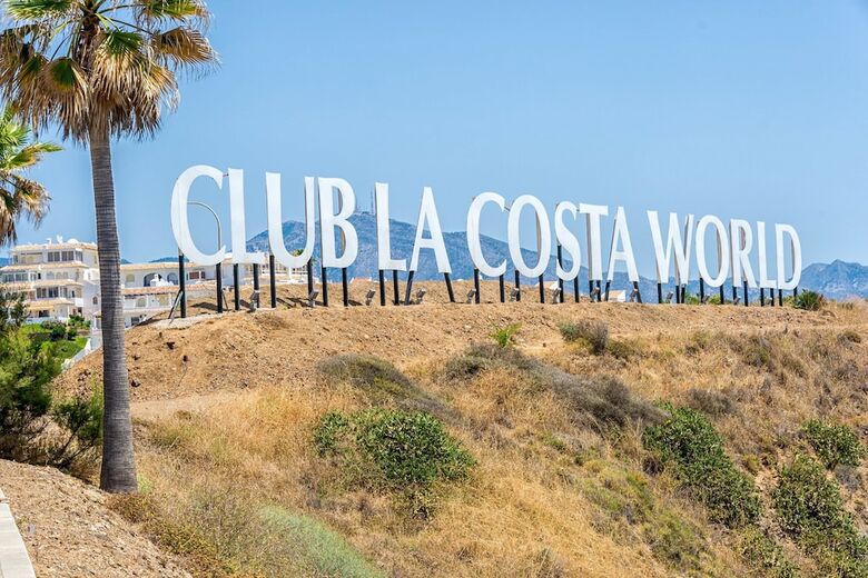 Malibu 8 - Stunning 2br Sea View Condo, Heated Pool