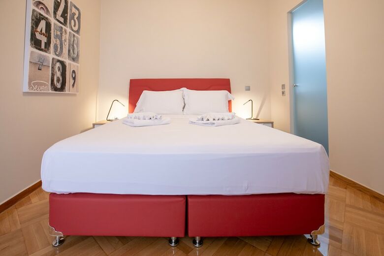 Luxurious 5 Bedroom-3 Bathroom Apartment 2- Athens