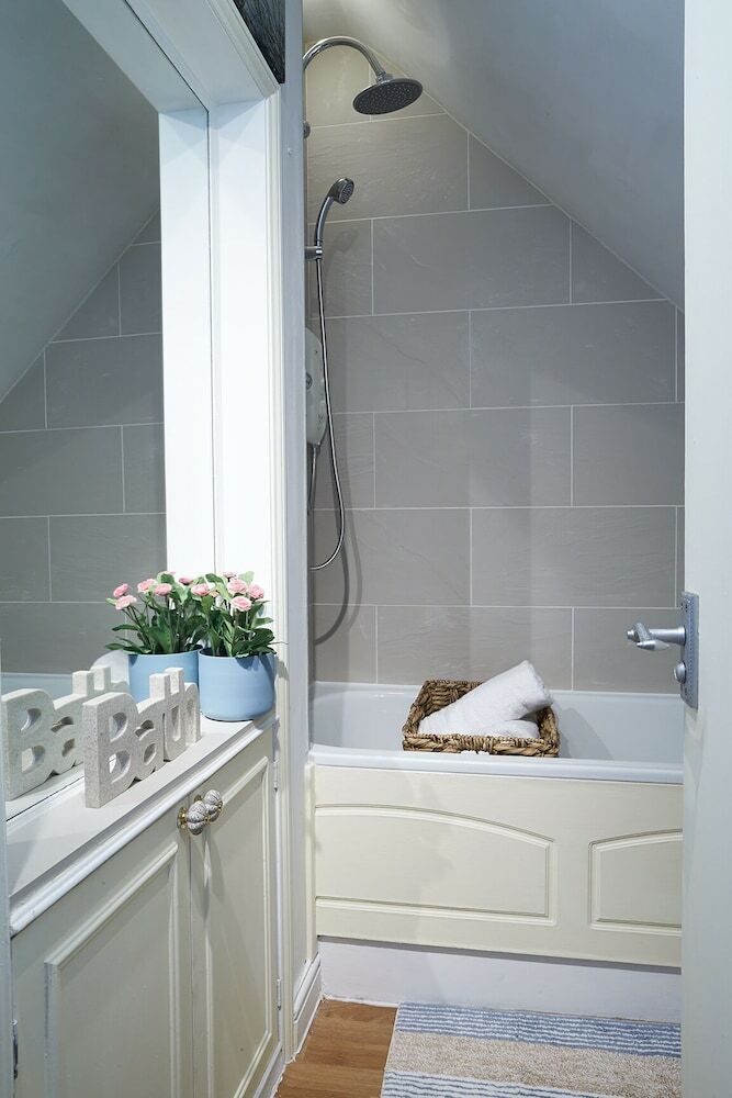 Boutique Balcony Apartment At Bodorgan Manor