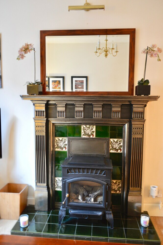 Comfortable 2 Bedroom Apartment On Historic Rose Street