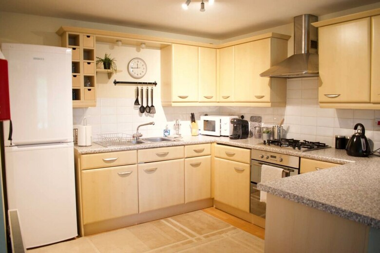 Spacious 3 Bedroom Apartment In Central Location