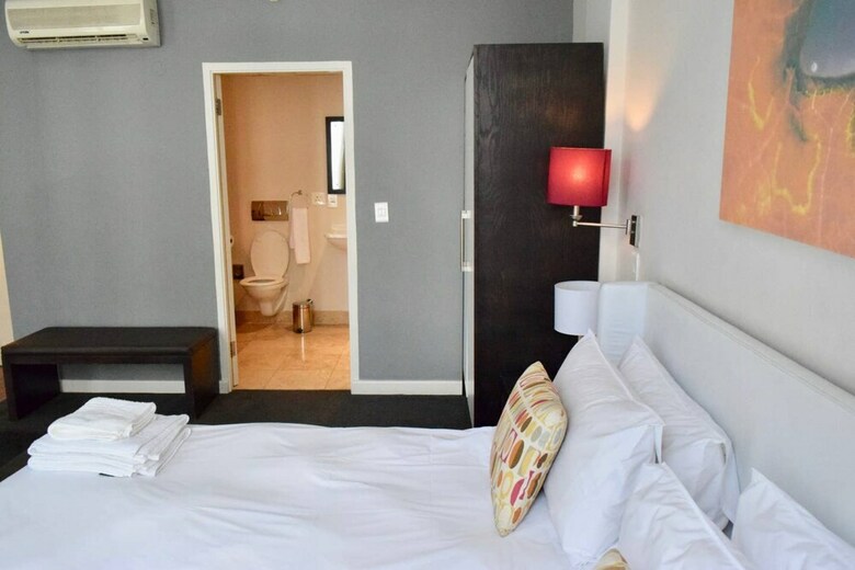 Modern High-rise Studio Apartment In Cbd