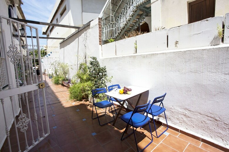 Center & White Town Apartment