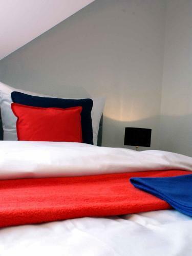 R & J Hotel