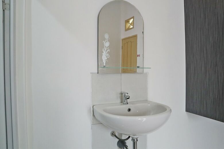 Hostal Oyo 1185 Sachila Residence Syariah