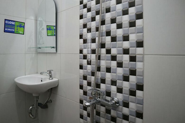 Hostal Oyo 1185 Sachila Residence Syariah