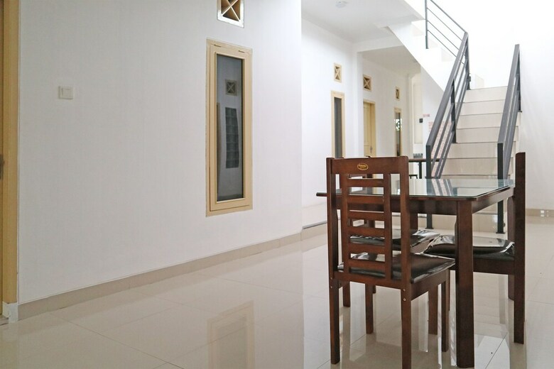 Hostal Oyo 1185 Sachila Residence Syariah