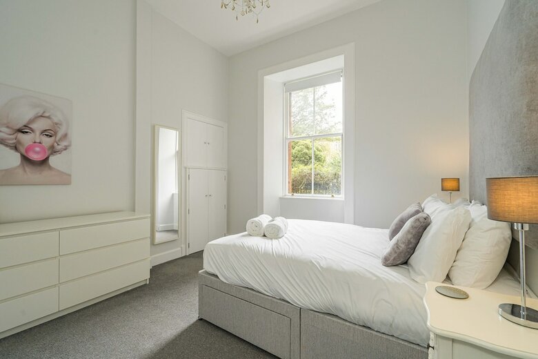 Chic 2 Br Apartment Near To Old Town
