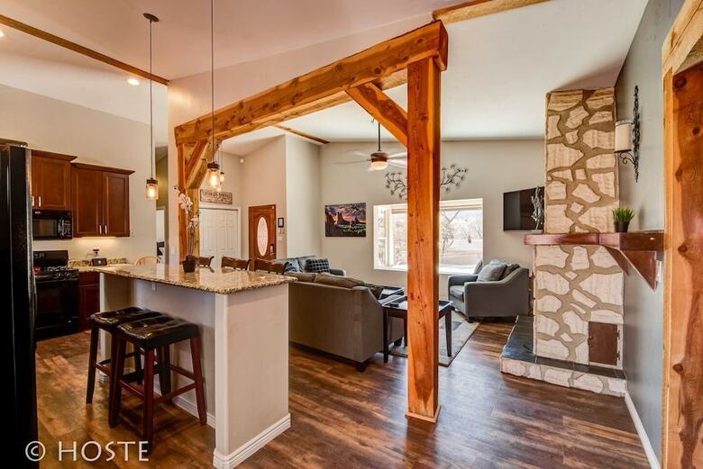 Mtn Dream! Fireplace, Patio & Hot Tub 4br