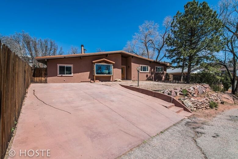 Mtn Dream! Fireplace, Patio & Hot Tub 4br