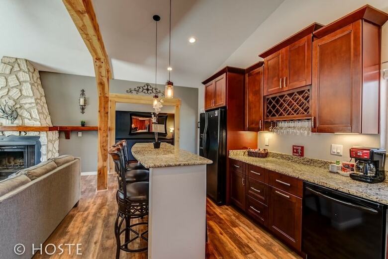 Mtn Dream! Fireplace, Patio & Hot Tub 4br
