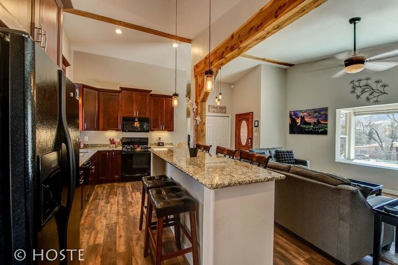 Mtn Dream! Fireplace, Patio & Hot Tub 4br