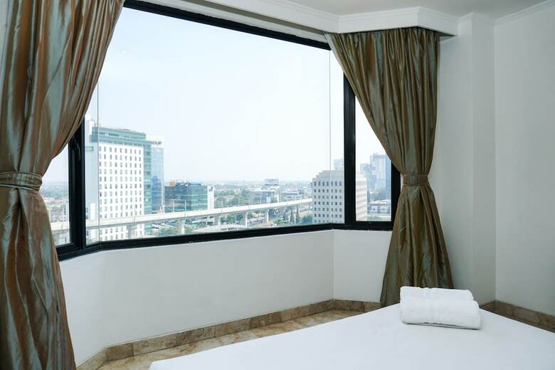 Best Location 2br At Beverly Tower Apartment Tb. Simatupang