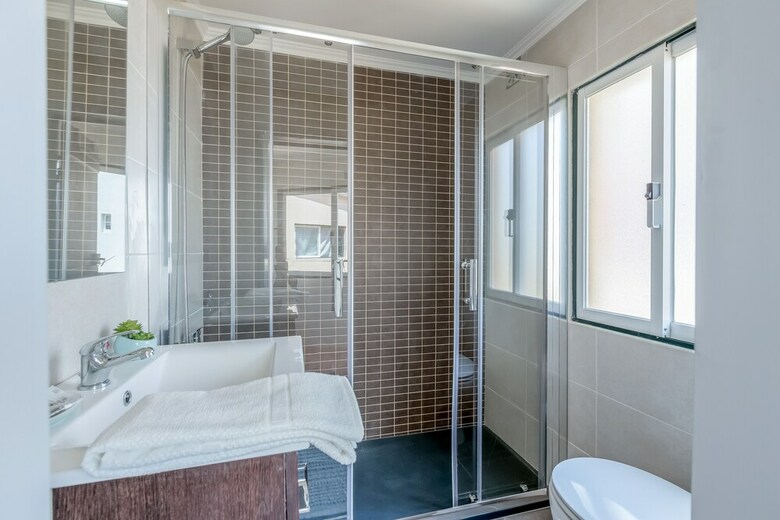 Bright & Spacious Alfama Typical Apartment + Free Pick-up, By Timecooler