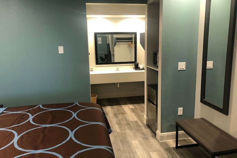Motel Super 8 By Wyndham Spring/north Houston
