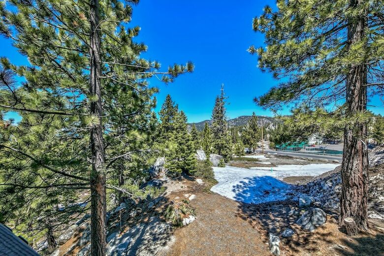 Mv17: Lake View Ski Cabin