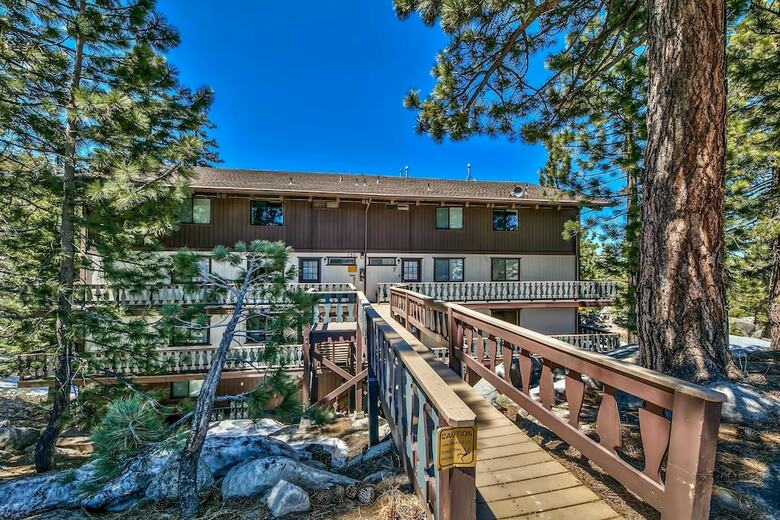 Mv17: Lake View Ski Cabin