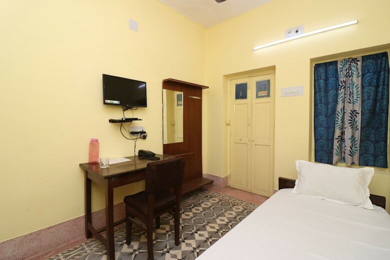 Hotel Spot On 44329 Sri Krishna Inn Lodging & Boarding