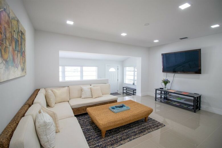 Like New Miami Springs Family Home