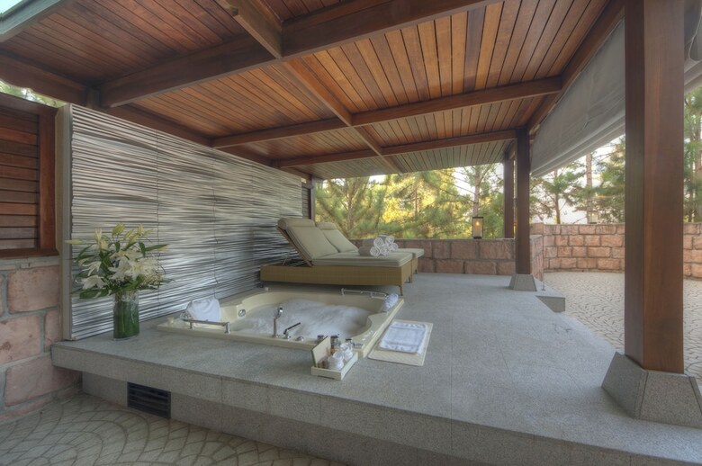 Hotel The Chateau Spa & Organic Wellness Resort