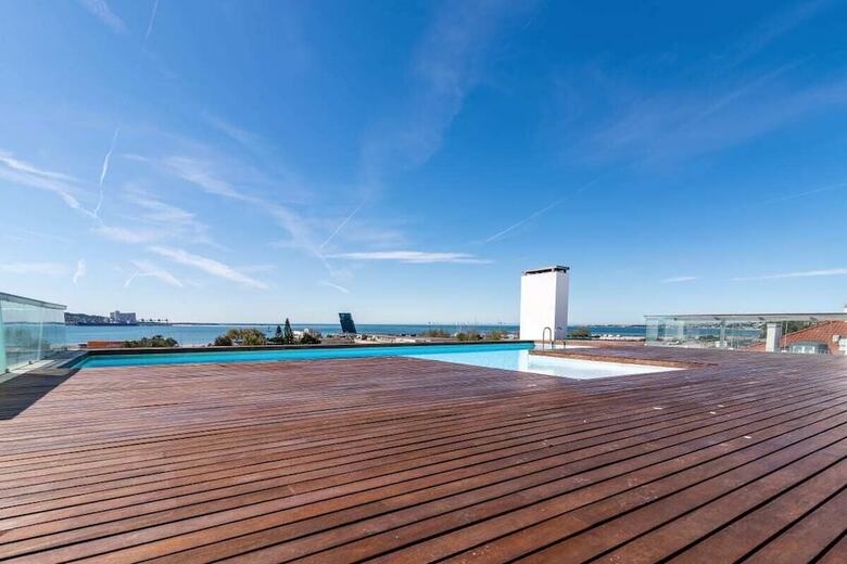 Gorgeous Apartment In Alges With Stunning Rooftop Pool