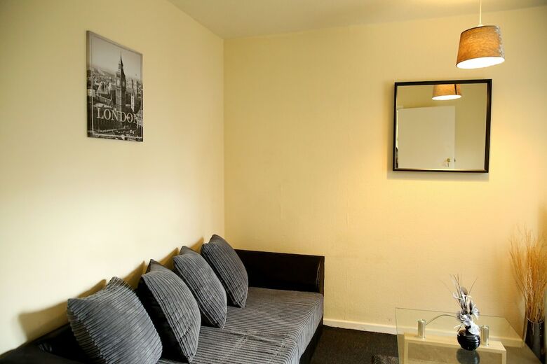 Central Luton Cozy Home