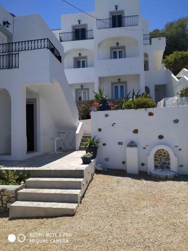 Elenis Studios & Apartments