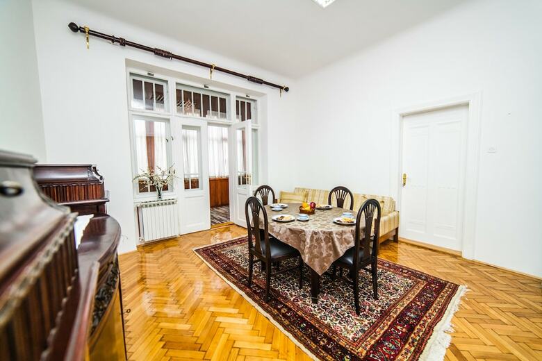 Spacious 3bdr Apt With A Balcony In The Center!