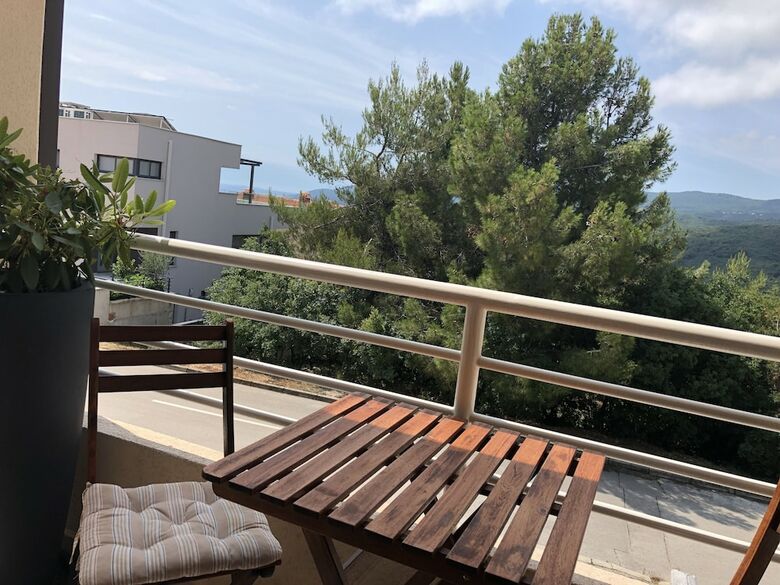Gorgeous Biserka Apartment Near The Sea