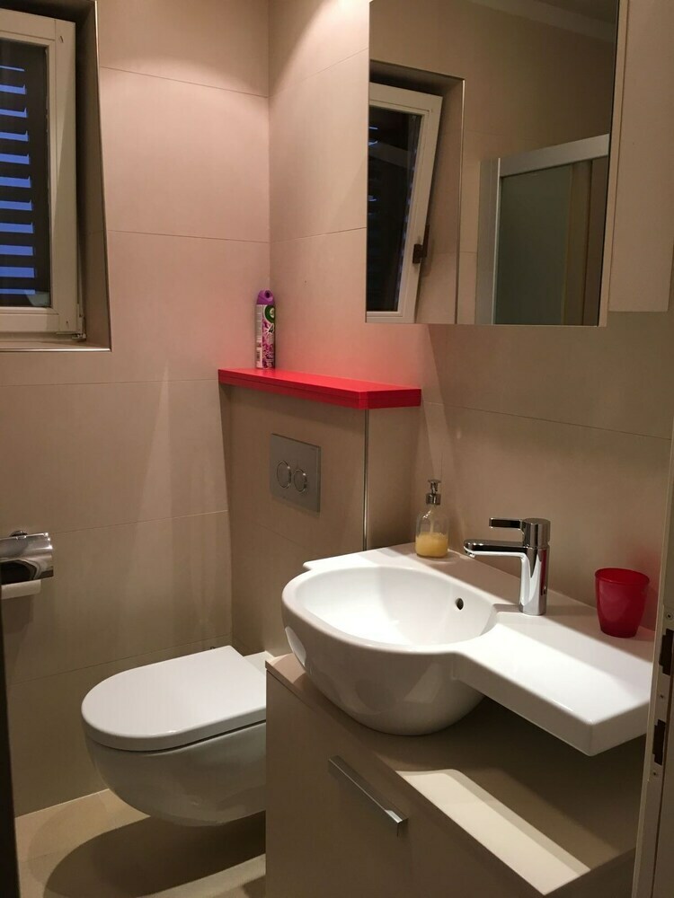 Gorgeous Biserka Apartment Near The Sea