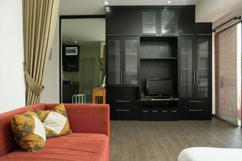 Big And Cozy Studio Apartment At Puri Garden