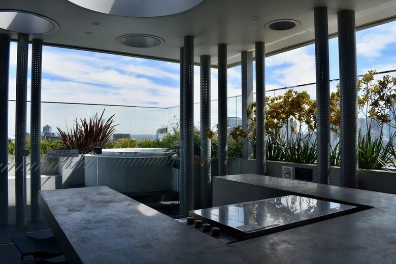 Modern 1 Bedroom Apartment With Rooftop Terrace And Spa